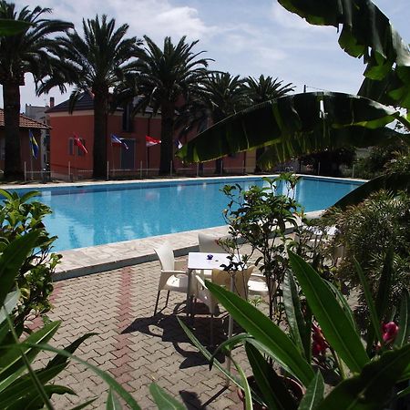 Riviera Apartments Pietra Ligure Eksteriør billede