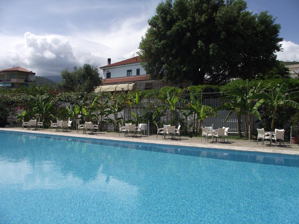 Riviera Apartments Pietra Ligure Eksteriør billede