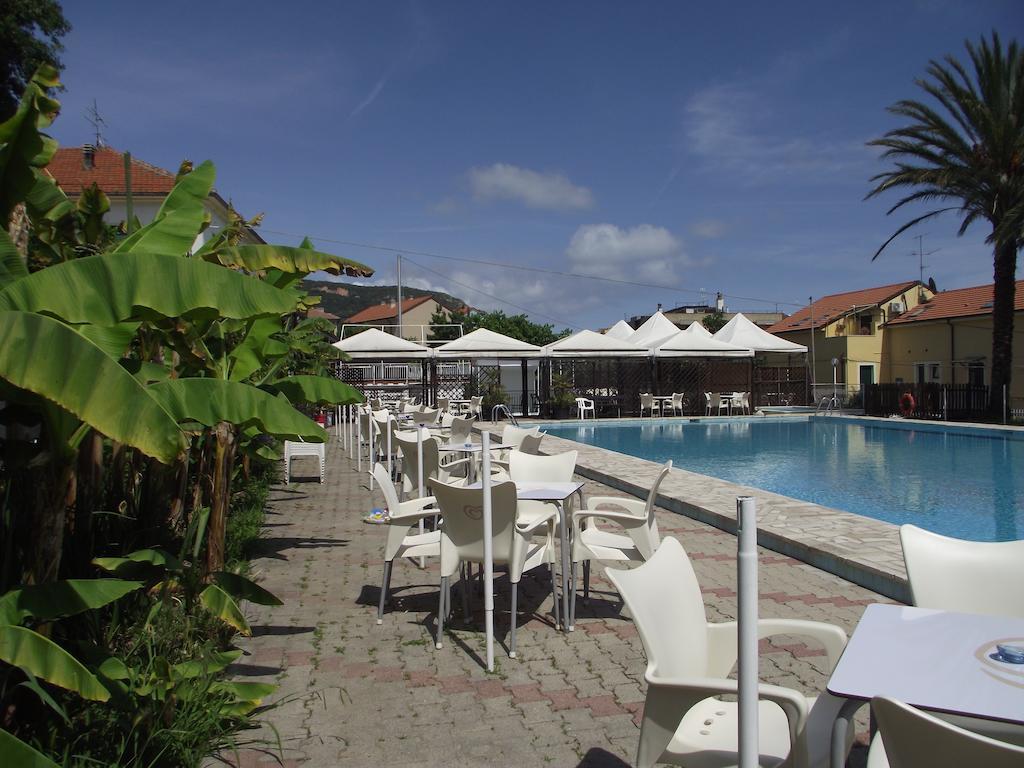 Riviera Apartments Pietra Ligure Eksteriør billede