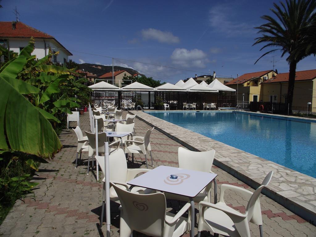 Riviera Apartments Pietra Ligure Eksteriør billede