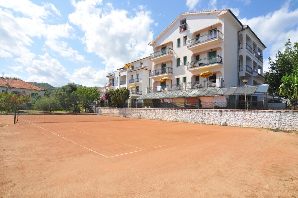 Riviera Apartments Pietra Ligure Eksteriør billede