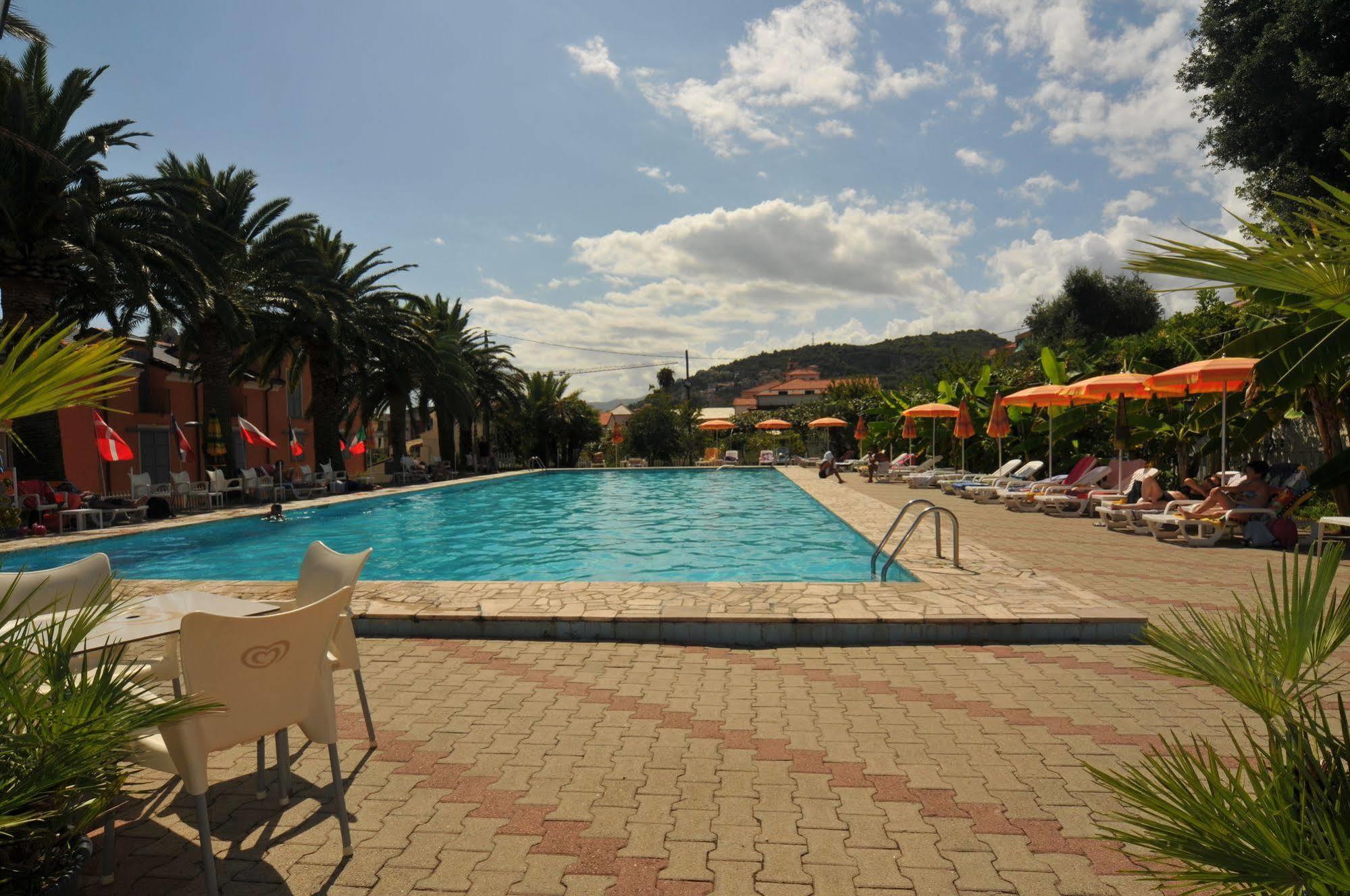 Riviera Apartments Pietra Ligure Eksteriør billede