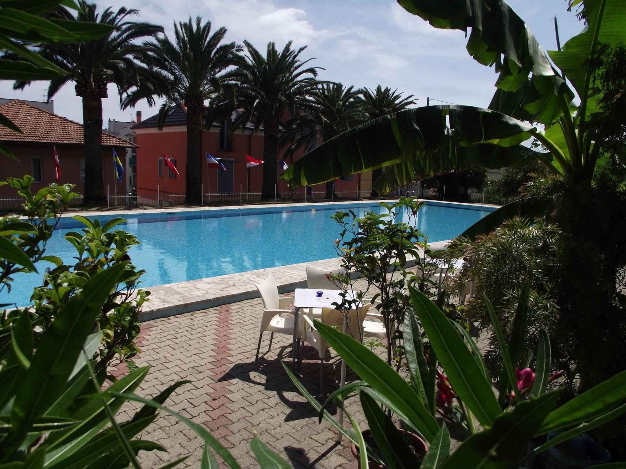 Riviera Apartments Pietra Ligure Eksteriør billede